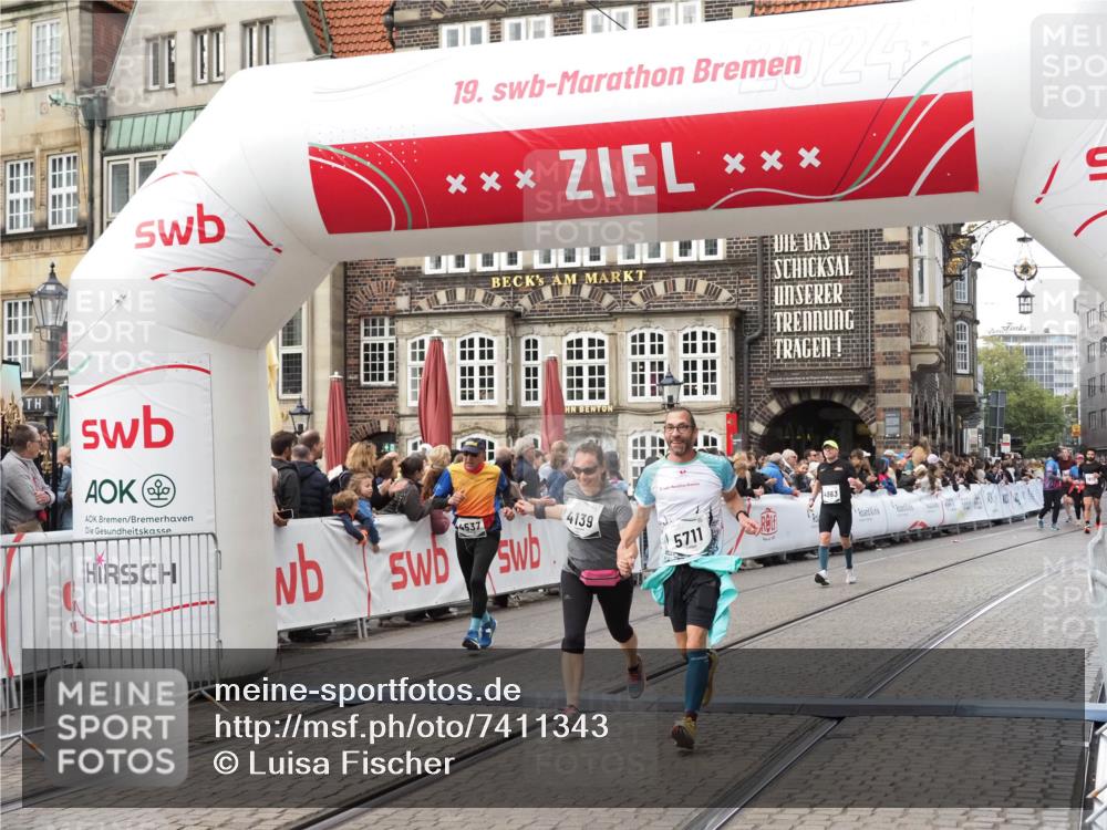 06.10.2024 - 19. swb-Marathon Bremen Luisa Fischer http://msf.ph/oto/7411343 06.10.2024 14:11:11 Ziel 4139, 4537, 4963, 5711 meine-sportfotos.de