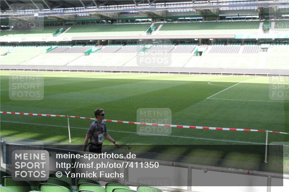 06.10.2024 - 19. swb-Marathon Bremen Yannick Fuchs http://msf.ph/oto/7411350 06.10.2024 14:09:45 Laufen im Stadion 415, 434, 963, 984, 1345, 1402, 1581, 3026, 3954, 3956, 3957, 5590, 6806 meine-sportfotos.de