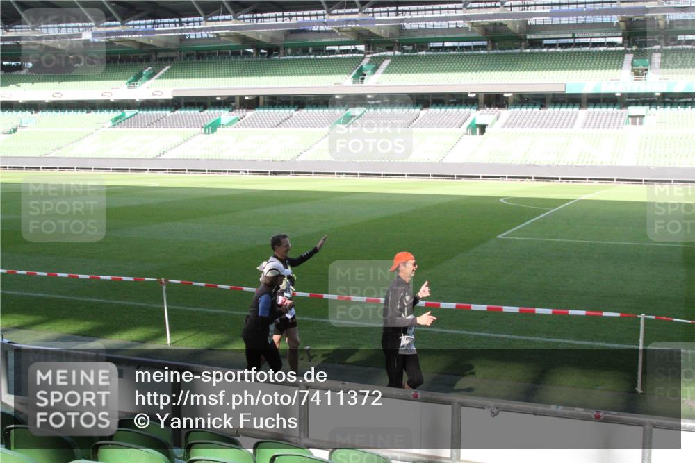 06.10.2024 - 19. swb-Marathon Bremen Yannick Fuchs http://msf.ph/oto/7411372 06.10.2024 14:09:54 Laufen im Stadion 415, 434, 963, 984, 1345, 1402, 1581, 3026, 3954, 3956, 3957, 5590, 6806 meine-sportfotos.de