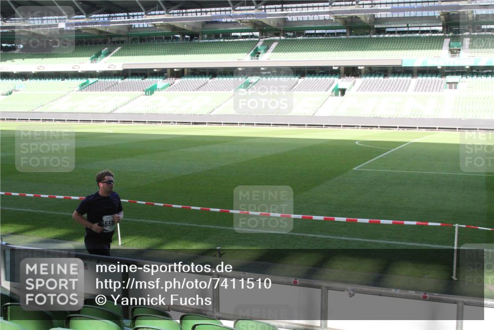 06.10.2024 - 19. swb-Marathon Bremen Yannick Fuchs http://msf.ph/oto/7411510 06.10.2024 14:09:59 Laufen im Stadion 963, 984, 1581, 3954, 3956, 3957, 5590 meine-sportfotos.de