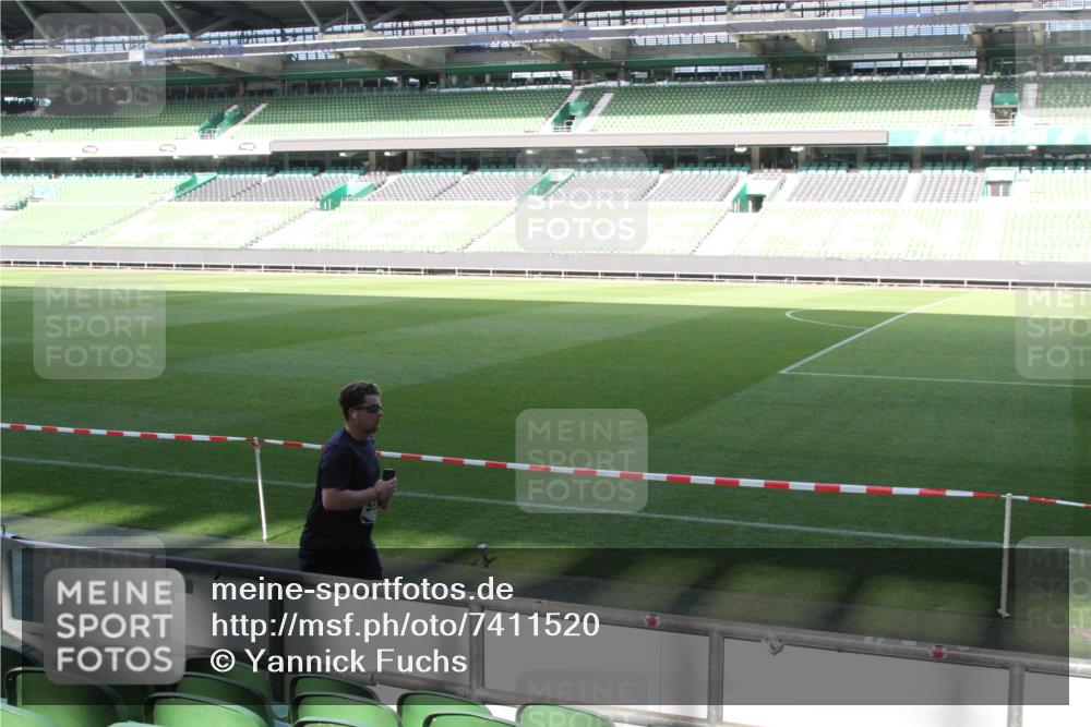 06.10.2024 - 19. swb-Marathon Bremen Yannick Fuchs http://msf.ph/oto/7411520 06.10.2024 14:10:00 Laufen im Stadion 963, 984, 1581, 3954, 3956, 3957, 5590 meine-sportfotos.de