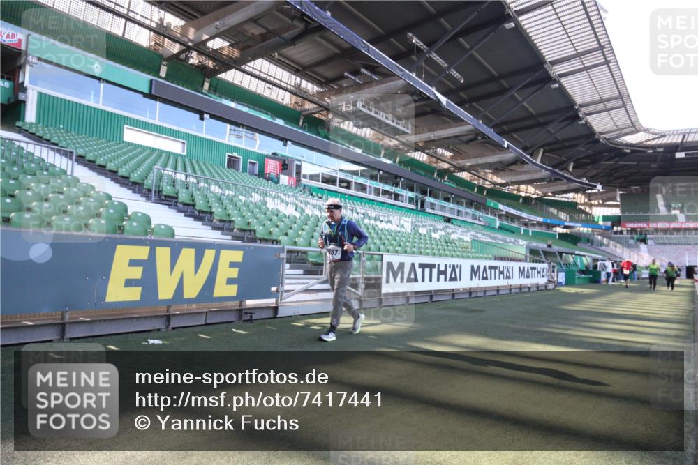 06.10.2024 - 19. swb-Marathon Bremen Yannick Fuchs http://msf.ph/oto/7417441 06.10.2024 13:54:10 Laufen im Stadion 695, 1167, 2167, 5141, 5777 meine-sportfotos.de