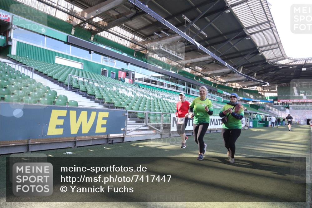 06.10.2024 - 19. swb-Marathon Bremen Yannick Fuchs http://msf.ph/oto/7417447 06.10.2024 13:54:22 Laufen im Stadion 695, 2167, 5777 meine-sportfotos.de