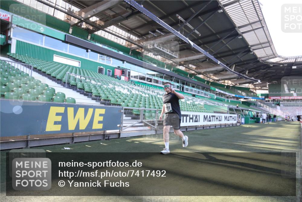 06.10.2024 - 19. swb-Marathon Bremen Yannick Fuchs http://msf.ph/oto/7417492 06.10.2024 13:54:30 Laufen im Stadion 215, 695, 1234, 1368, 5777 meine-sportfotos.de