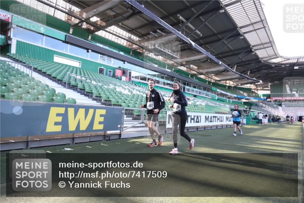 06.10.2024 - 19. swb-Marathon Bremen Yannick Fuchs http://msf.ph/oto/7417509 06.10.2024 13:55:09 Laufen im Stadion 215, 1368, 2702, 2836, 3867, 3935, 4552, 6063 meine-sportfotos.de