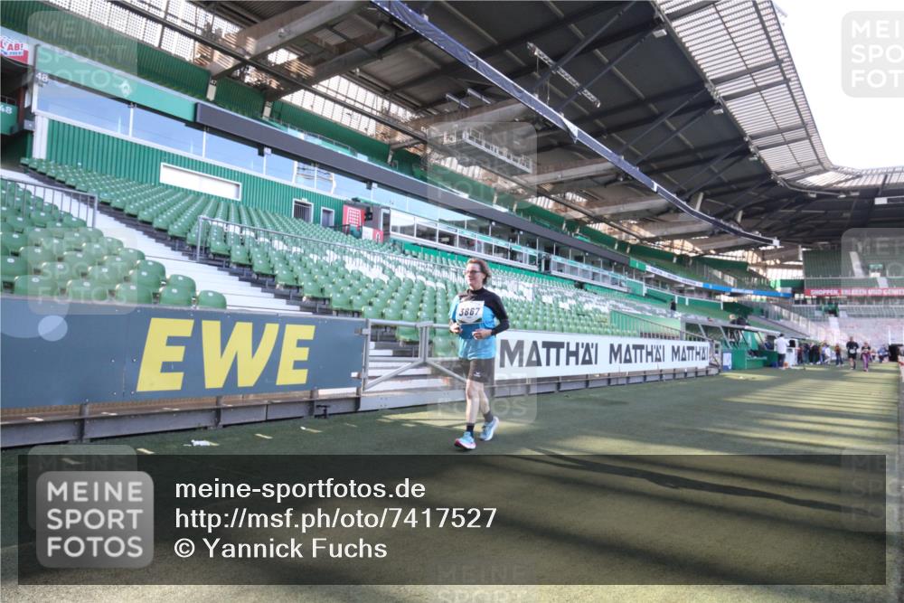 06.10.2024 - 19. swb-Marathon Bremen Yannick Fuchs http://msf.ph/oto/7417527 06.10.2024 13:55:12 Laufen im Stadion 215, 1368, 2342, 2702, 2836, 3867, 3935, 4037, 4552, 6063, 6064 meine-sportfotos.de