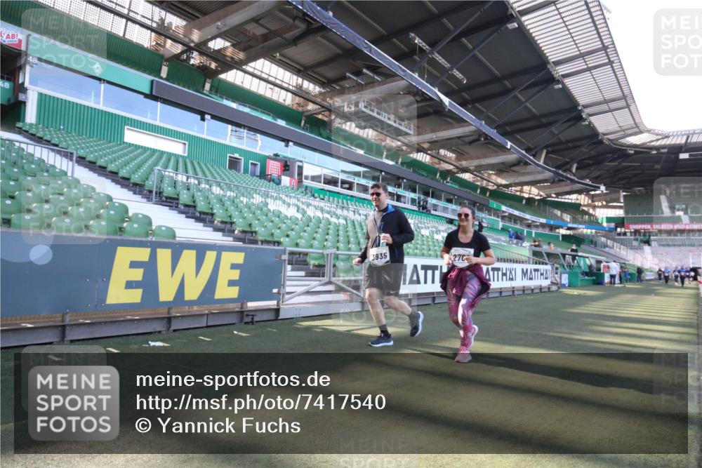 06.10.2024 - 19. swb-Marathon Bremen Yannick Fuchs http://msf.ph/oto/7417540 06.10.2024 13:55:29 Laufen im Stadion 726, 1367, 2342, 2702, 3935, 4037, 4643, 6063, 6064 meine-sportfotos.de