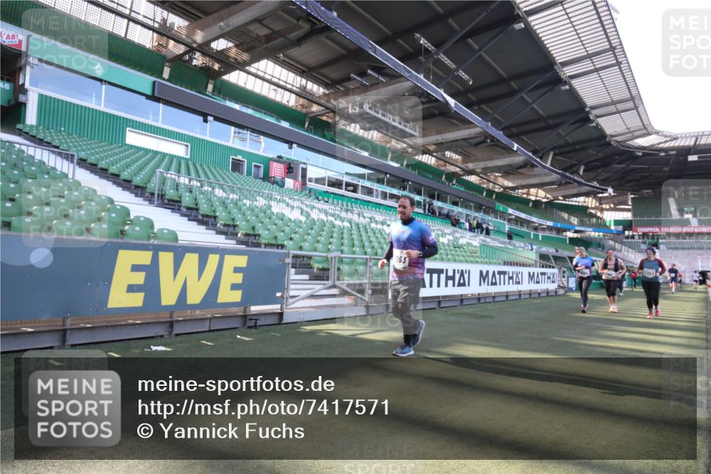 06.10.2024 - 19. swb-Marathon Bremen Yannick Fuchs http://msf.ph/oto/7417571 06.10.2024 13:55:48 Laufen im Stadion 726, 1367, 2342, 2423, 4037, 4076, 4643, 6063, 6064 meine-sportfotos.de