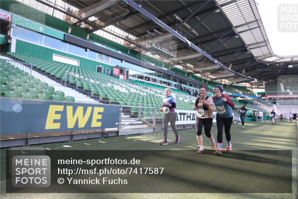 06.10.2024 - 19. swb-Marathon Bremen Yannick Fuchs http://msf.ph/oto/7417587 06.10.2024 13:55:52 Laufen im Stadion 726, 1367, 2342, 2423, 4037, 4076, 4643, 6063, 6064 meine-sportfotos.de