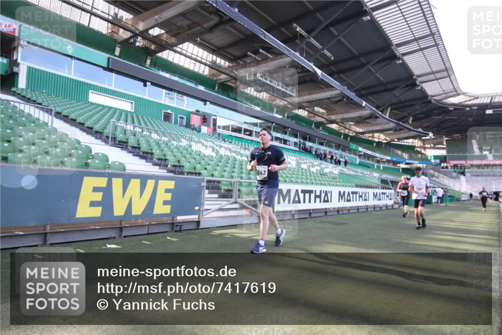 06.10.2024 - 19. swb-Marathon Bremen Yannick Fuchs http://msf.ph/oto/7417619 06.10.2024 13:56:07 Laufen im Stadion 589, 703, 778, 1367, 1512, 2423, 4076 meine-sportfotos.de