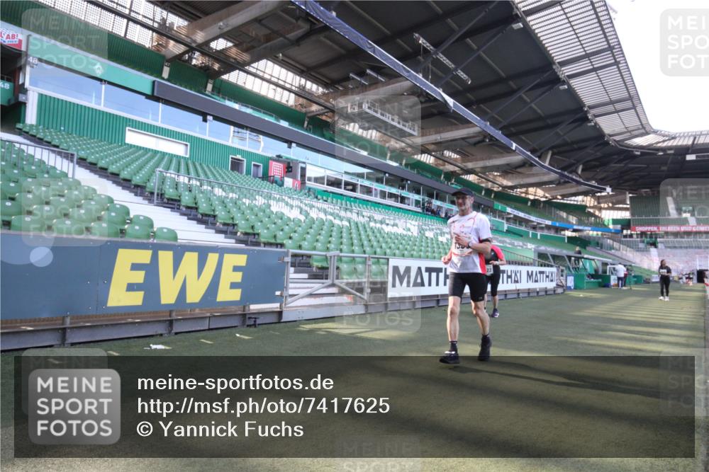06.10.2024 - 19. swb-Marathon Bremen Yannick Fuchs http://msf.ph/oto/7417625 06.10.2024 13:56:09 Laufen im Stadion 589, 703, 778, 1367, 1512, 2423, 4076 meine-sportfotos.de
