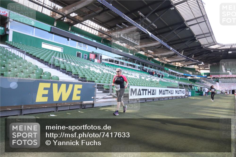 06.10.2024 - 19. swb-Marathon Bremen Yannick Fuchs http://msf.ph/oto/7417633 06.10.2024 13:56:11 Laufen im Stadion 589, 703, 778, 1367, 1512, 1606, 2423, 4076 meine-sportfotos.de