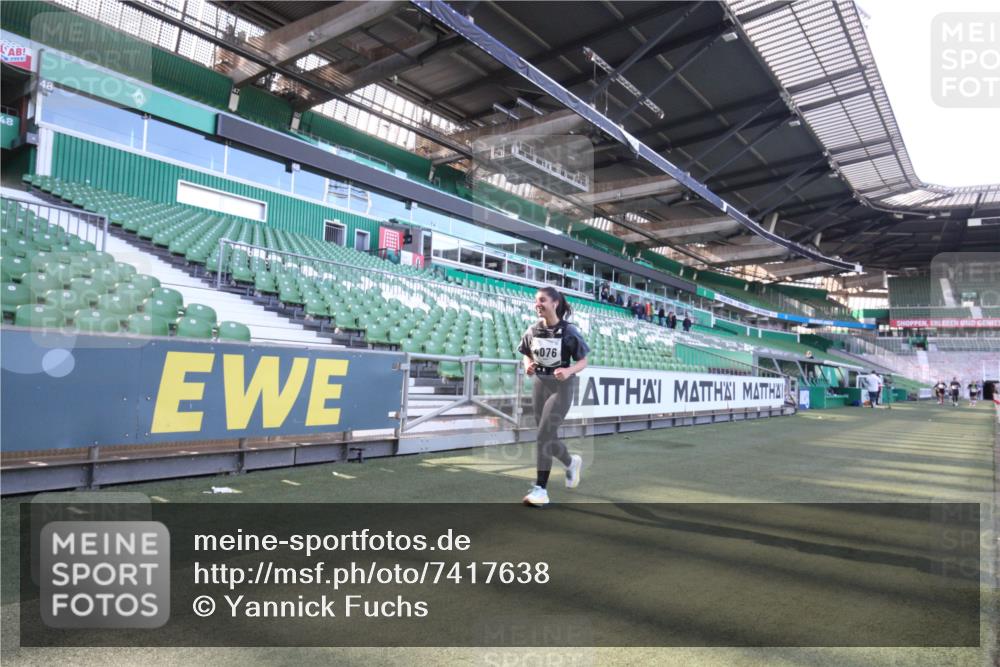 06.10.2024 - 19. swb-Marathon Bremen Yannick Fuchs http://msf.ph/oto/7417638 06.10.2024 13:56:18 Laufen im Stadion 589, 703, 778, 1512, 1606, 2423, 3163, 4076 meine-sportfotos.de