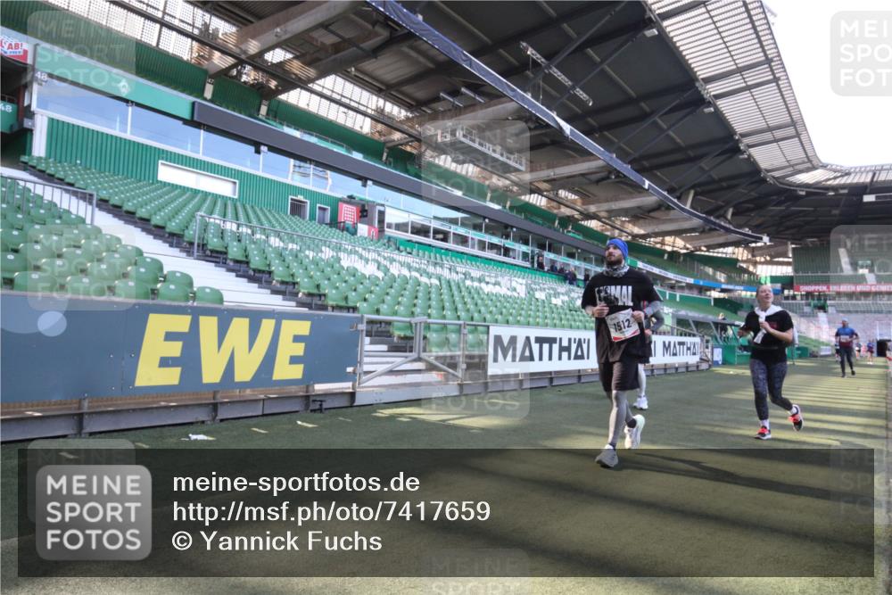 06.10.2024 - 19. swb-Marathon Bremen Yannick Fuchs http://msf.ph/oto/7417659 06.10.2024 13:56:47 Laufen im Stadion 535, 703, 778, 1256, 1277, 1512, 1606, 3163, 4990 meine-sportfotos.de