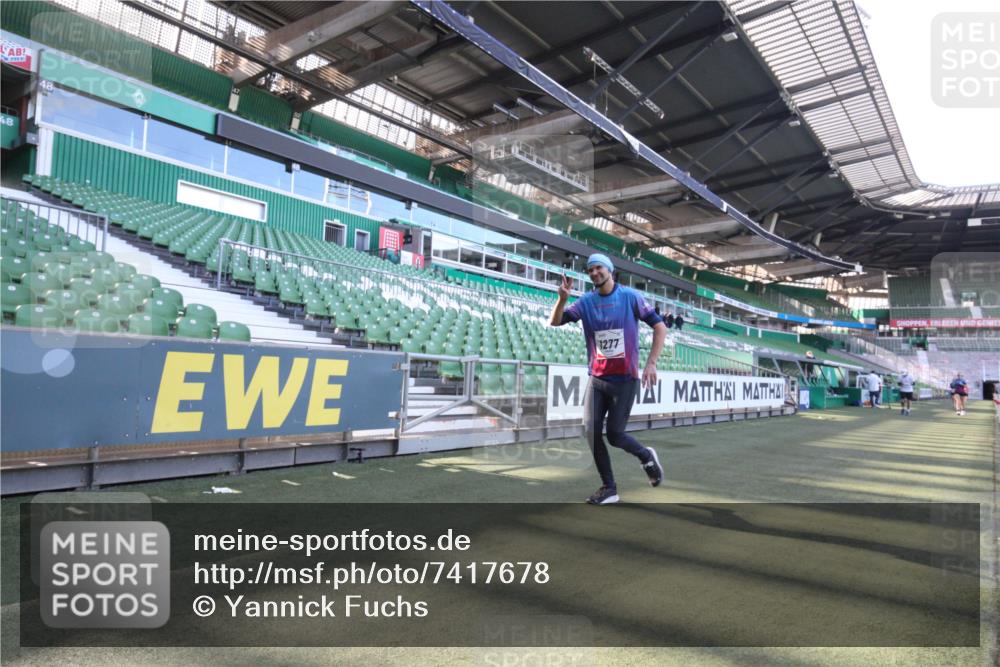 06.10.2024 - 19. swb-Marathon Bremen Yannick Fuchs http://msf.ph/oto/7417678 06.10.2024 13:56:55 Laufen im Stadion 535, 1256, 1277, 2960, 3163, 4990 meine-sportfotos.de