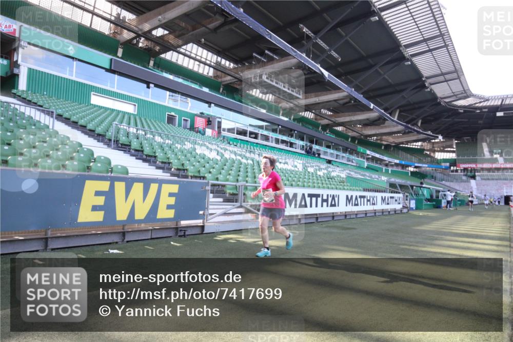 06.10.2024 - 19. swb-Marathon Bremen Yannick Fuchs http://msf.ph/oto/7417699 06.10.2024 13:57:25 Laufen im Stadion 1189, 1270, 2863, 2960, 3049 meine-sportfotos.de