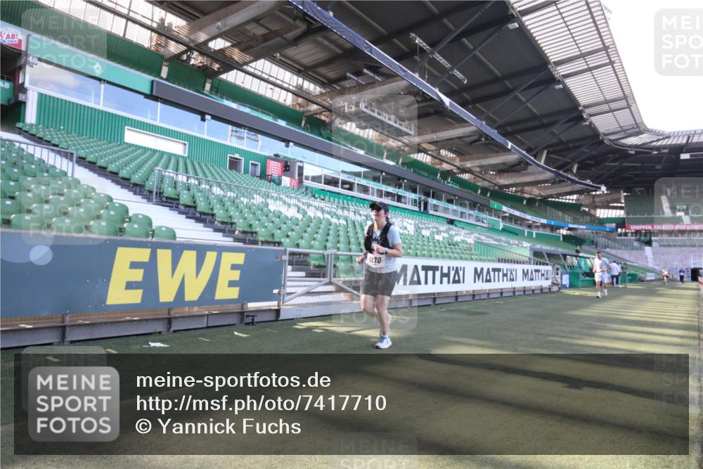 06.10.2024 - 19. swb-Marathon Bremen Yannick Fuchs http://msf.ph/oto/7417710 06.10.2024 13:57:36 Laufen im Stadion 1105, 1189, 1270, 2863, 3049 meine-sportfotos.de