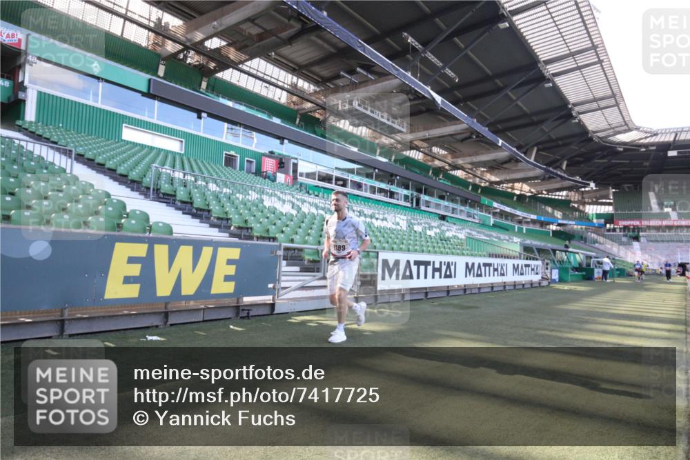 06.10.2024 - 19. swb-Marathon Bremen Yannick Fuchs http://msf.ph/oto/7417725 06.10.2024 13:57:42 Laufen im Stadion 1105, 1189, 1270, 2863, 3049 meine-sportfotos.de