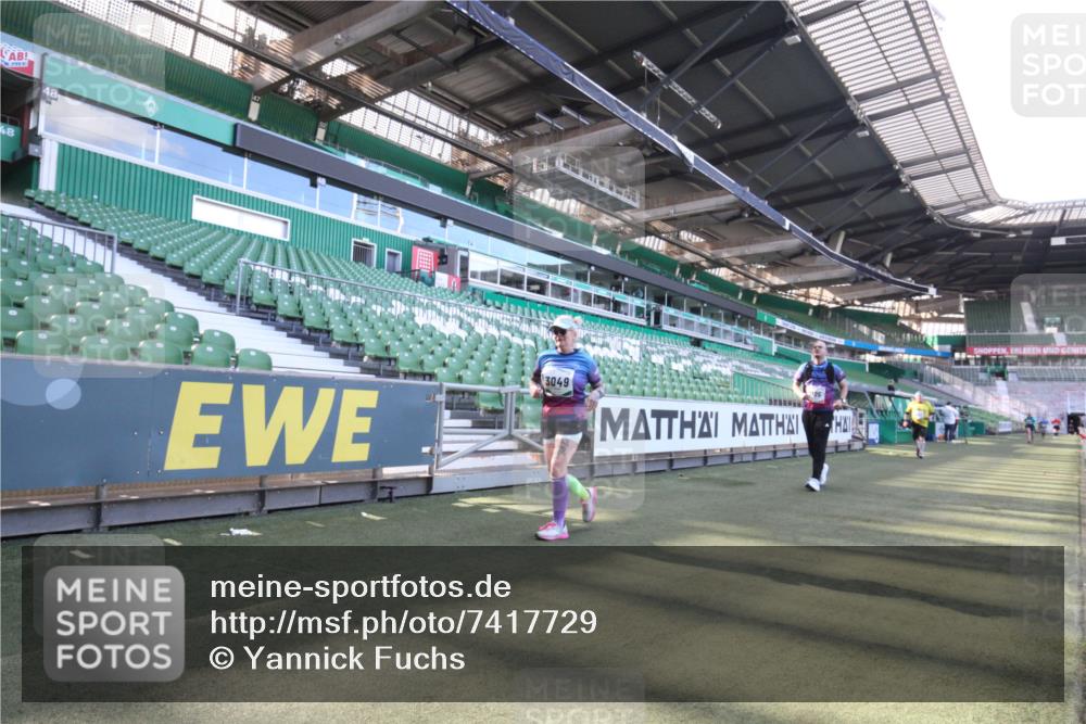 06.10.2024 - 19. swb-Marathon Bremen Yannick Fuchs http://msf.ph/oto/7417729 06.10.2024 13:57:57 Laufen im Stadion 334, 744, 1105, 1189, 2863, 3049, 3785, 4002, 4350 meine-sportfotos.de