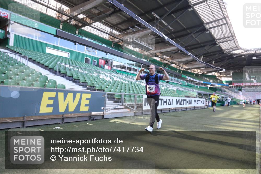 06.10.2024 - 19. swb-Marathon Bremen Yannick Fuchs http://msf.ph/oto/7417734 06.10.2024 13:57:59 Laufen im Stadion 334, 744, 1105, 2863, 3049, 3785, 4002, 4350 meine-sportfotos.de