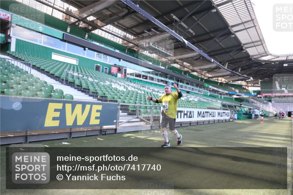 06.10.2024 - 19. swb-Marathon Bremen Yannick Fuchs http://msf.ph/oto/7417740 06.10.2024 13:58:05 Laufen im Stadion 334, 744, 1105, 2532, 2863, 3049, 3785, 4002, 4350 meine-sportfotos.de