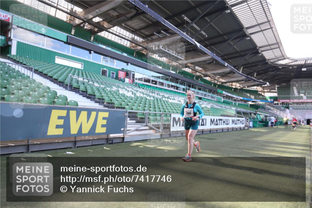 06.10.2024 - 19. swb-Marathon Bremen Yannick Fuchs http://msf.ph/oto/7417746 06.10.2024 13:58:12 Laufen im Stadion 334, 744, 1105, 2525, 2532, 3785, 4002, 4350 meine-sportfotos.de