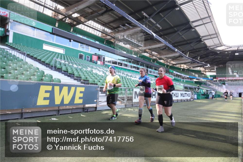 06.10.2024 - 19. swb-Marathon Bremen Yannick Fuchs http://msf.ph/oto/7417756 06.10.2024 13:58:27 Laufen im Stadion 334, 744, 2525, 2532, 3785, 4002, 4350 meine-sportfotos.de