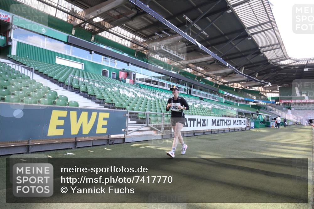 06.10.2024 - 19. swb-Marathon Bremen Yannick Fuchs http://msf.ph/oto/7417770 06.10.2024 13:58:41 Laufen im Stadion 2146, 2525, 2532, 4729 meine-sportfotos.de