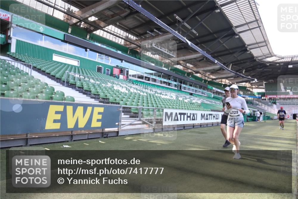 06.10.2024 - 19. swb-Marathon Bremen Yannick Fuchs http://msf.ph/oto/7417777 06.10.2024 13:59:12 Laufen im Stadion 1098, 2146, 3133, 4729 meine-sportfotos.de