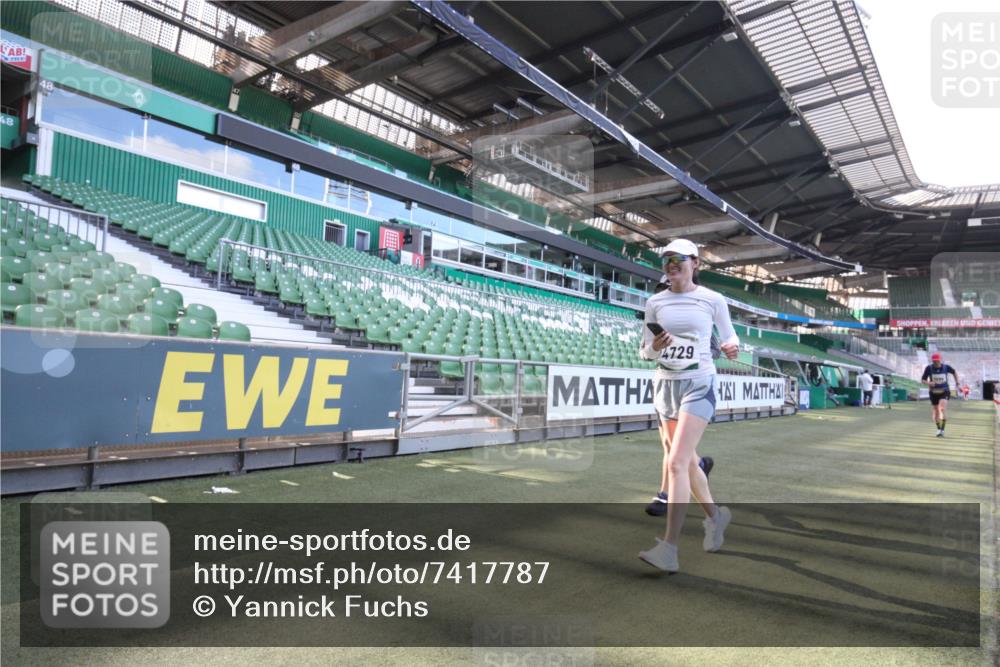 06.10.2024 - 19. swb-Marathon Bremen Yannick Fuchs http://msf.ph/oto/7417787 06.10.2024 13:59:13 Laufen im Stadion 1098, 2146, 3133, 4729 meine-sportfotos.de