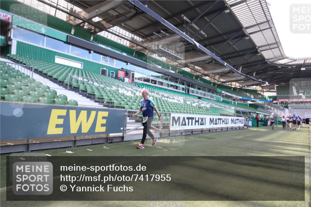06.10.2024 - 19. swb-Marathon Bremen Yannick Fuchs http://msf.ph/oto/7417955 06.10.2024 14:01:43 Laufen im Stadion 824, 953, 1169, 1480, 1582, 2899, 2969, 3689, 4575, 4659, 4971, 5988 meine-sportfotos.de