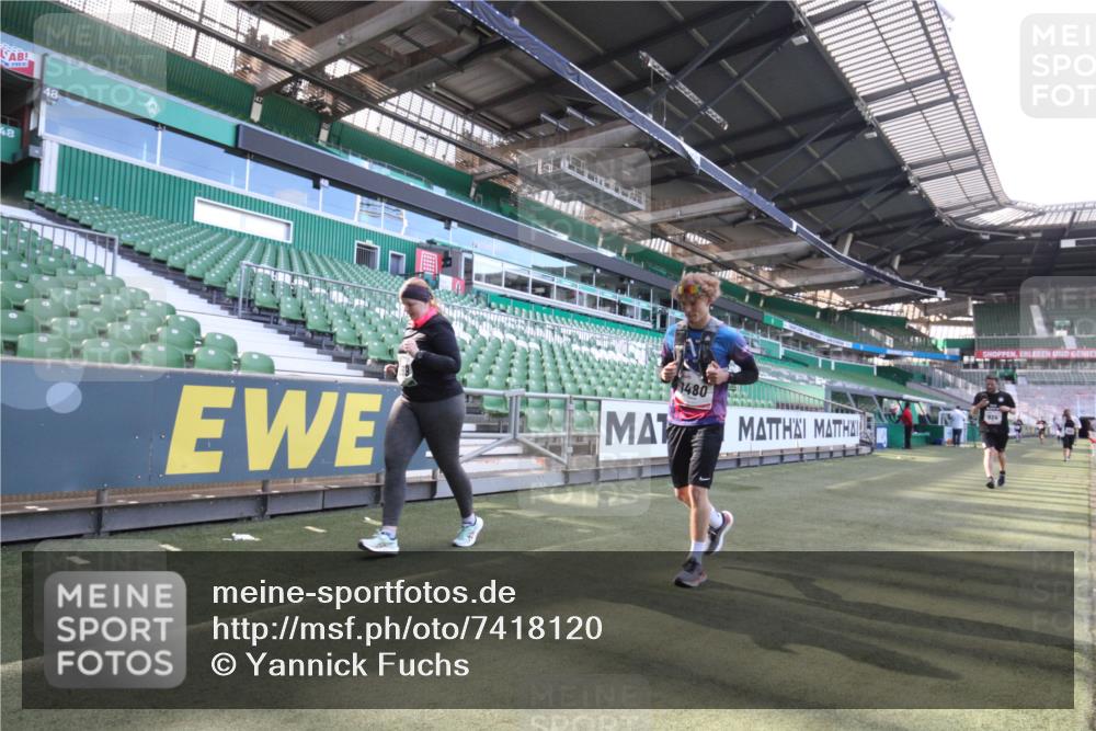 06.10.2024 - 19. swb-Marathon Bremen Yannick Fuchs http://msf.ph/oto/7418120 06.10.2024 14:02:10 Laufen im Stadion 824, 825, 875, 953, 964, 1467, 1480, 1579, 2969, 6604 meine-sportfotos.de