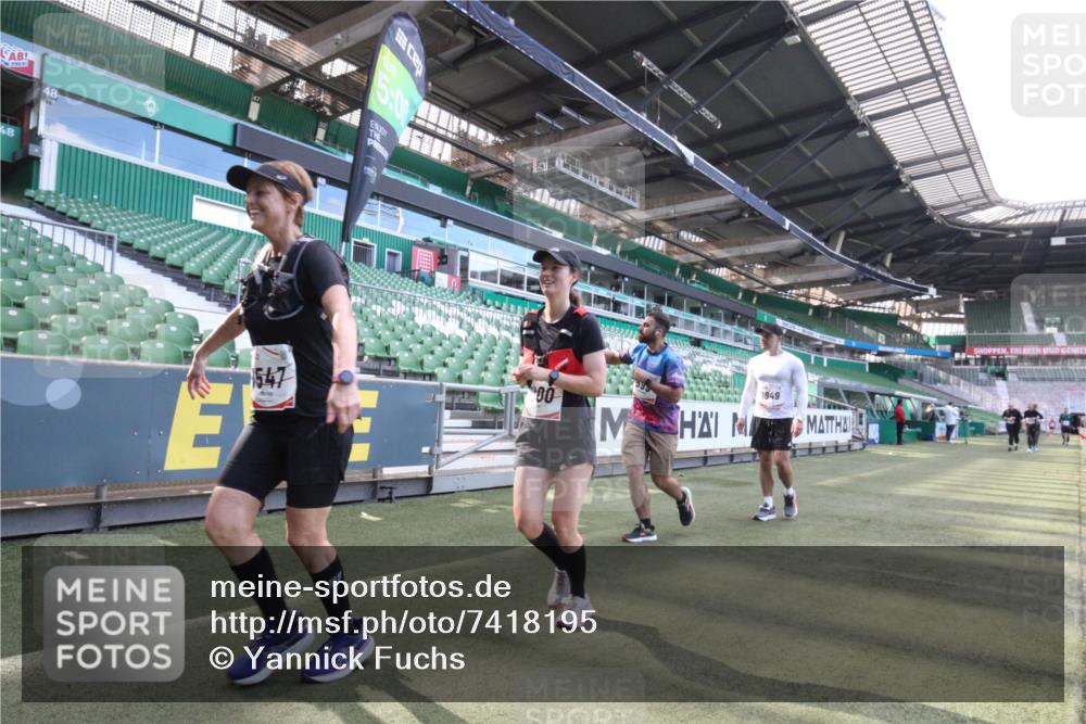 06.10.2024 - 19. swb-Marathon Bremen Yannick Fuchs http://msf.ph/oto/7418195 06.10.2024 14:03:12 Laufen im Stadion 387, 568, 599, 698, 1200, 1547, 3247, 6721, 6795, 6888 meine-sportfotos.de