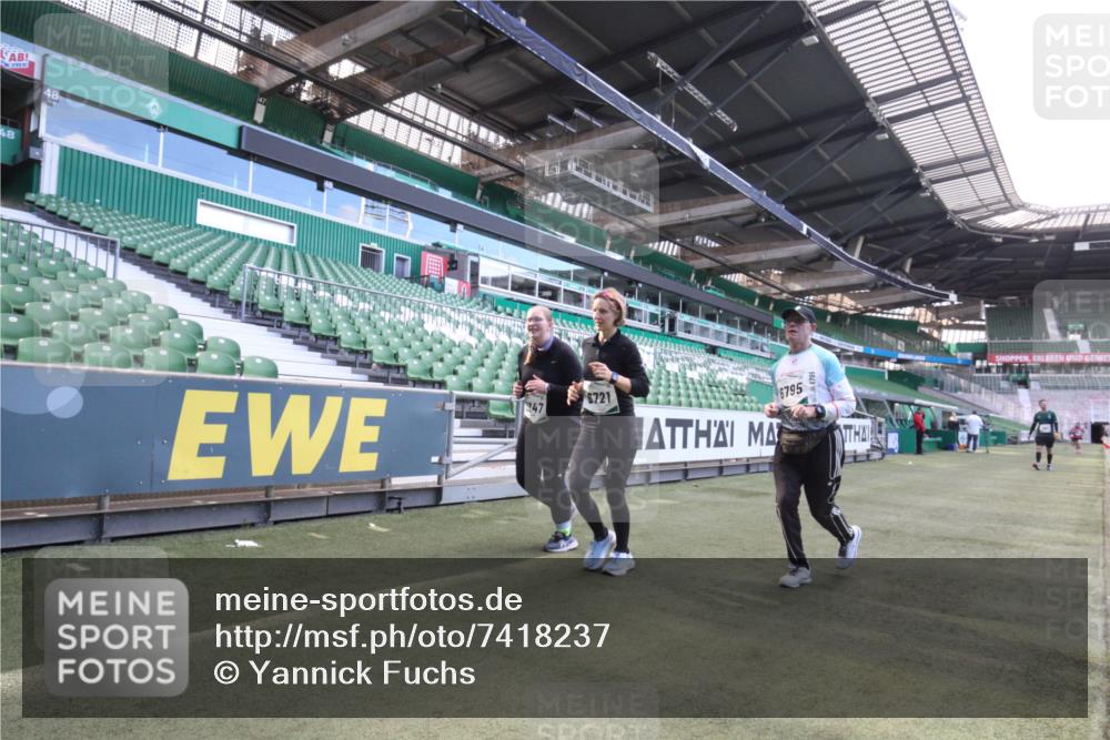 06.10.2024 - 19. swb-Marathon Bremen Yannick Fuchs http://msf.ph/oto/7418237 06.10.2024 14:03:26 Laufen im Stadion 387, 2806, 3247, 6721, 6795, 6888, 6920 meine-sportfotos.de