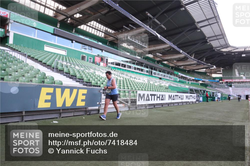 06.10.2024 - 19. swb-Marathon Bremen Yannick Fuchs http://msf.ph/oto/7418484 06.10.2024 14:07:19 Laufen im Stadion 329, 688, 848, 905, 906, 1289, 2530, 4445, 4689 meine-sportfotos.de