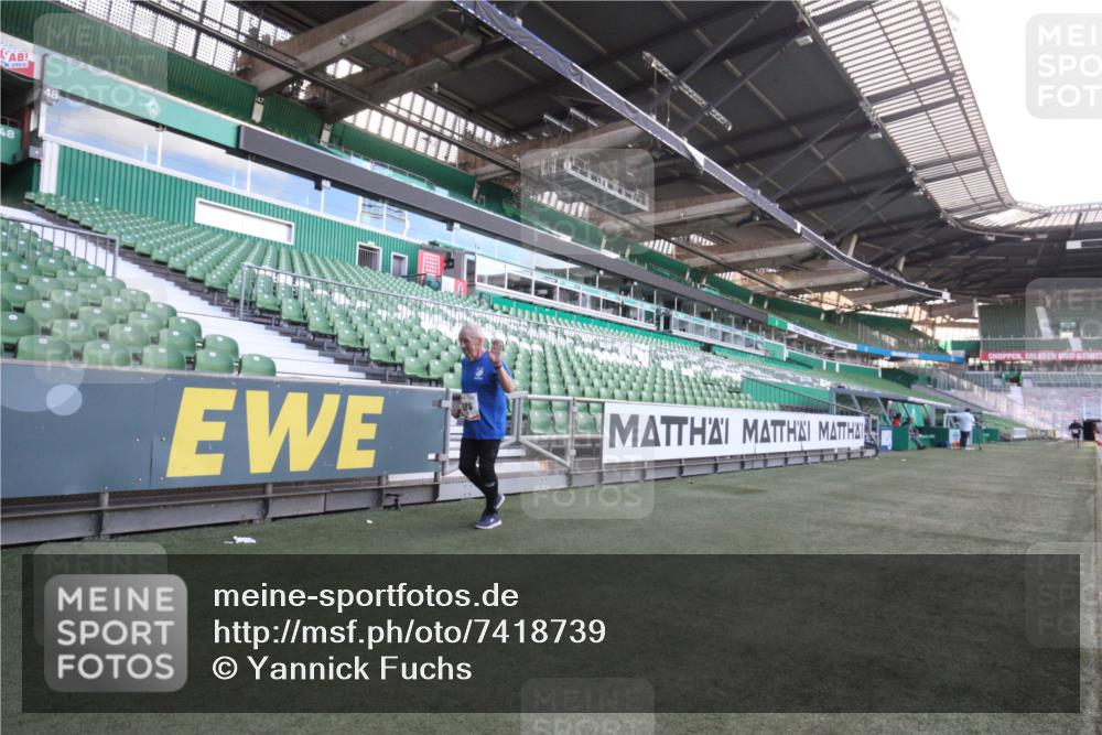 06.10.2024 - 19. swb-Marathon Bremen Yannick Fuchs http://msf.ph/oto/7418739 06.10.2024 14:10:14 Laufen im Stadion 984, 1366 meine-sportfotos.de