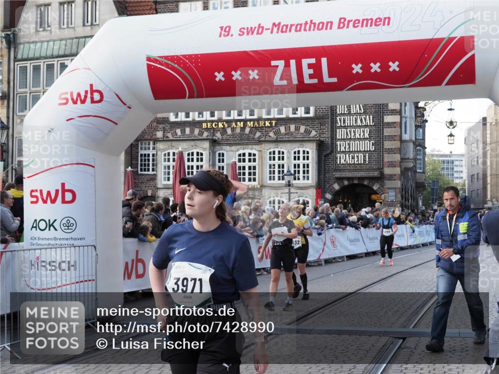 06.10.2024 - 19. swb-Marathon Bremen Luisa Fischer http://msf.ph/oto/7428990 06.10.2024 13:54:49 Ziel 1596, 1627, 1628, 2101, 3971, 4629, 4632, 5353, 6165 meine-sportfotos.de