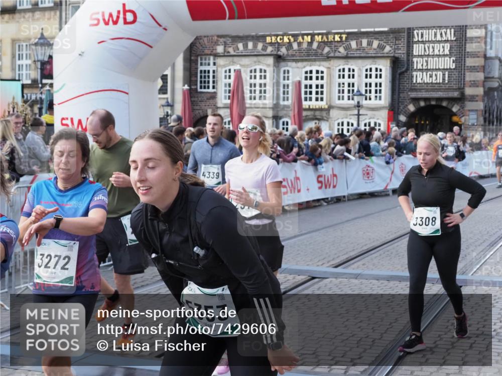 06.10.2024 - 19. swb-Marathon Bremen Luisa Fischer http://msf.ph/oto/7429606 06.10.2024 13:54:59 Ziel 693, 834, 2194, 2384, 2649, 2916, 2986, 3040, 3272, 3308, 5044, 5353, 5507, 6130, 6165 meine-sportfotos.de