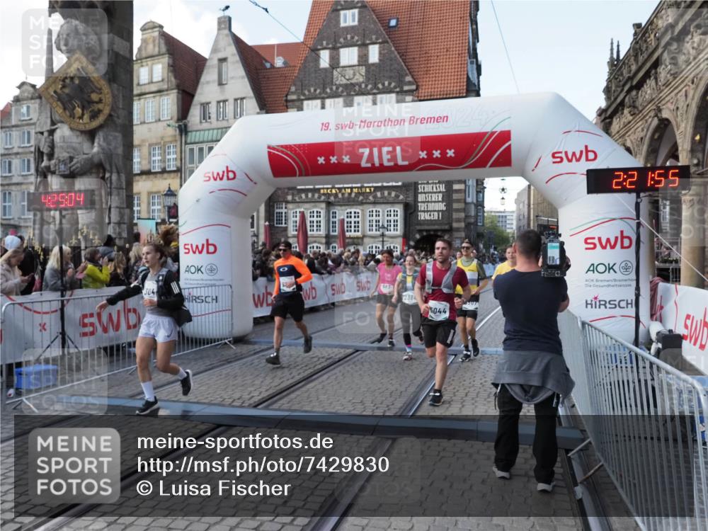 06.10.2024 - 19. swb-Marathon Bremen Luisa Fischer http://msf.ph/oto/7429830 06.10.2024 13:55:04 Ziel 693, 834, 1374, 2194, 2384, 2649, 2916, 3040, 3551, 3823, 4277, 5044, 5507, 6130 meine-sportfotos.de