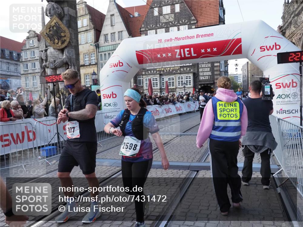 06.10.2024 - 19. swb-Marathon Bremen Luisa Fischer http://msf.ph/oto/7431472 06.10.2024 13:55:49 Ziel 449, 942, 1521, 2108, 2517, 2598, 5148, 5556 meine-sportfotos.de
