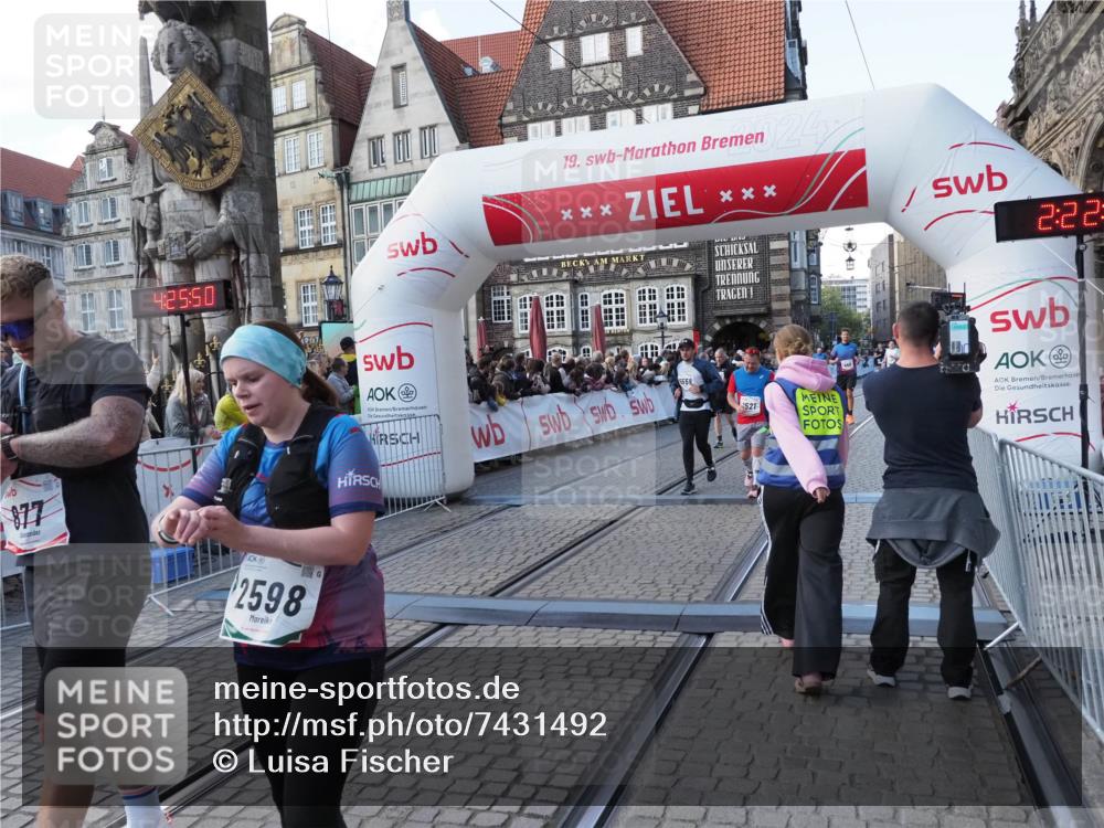 06.10.2024 - 19. swb-Marathon Bremen Luisa Fischer http://msf.ph/oto/7431492 06.10.2024 13:55:50 Ziel 449, 1521, 2108, 2517, 2598, 5148, 5556 meine-sportfotos.de
