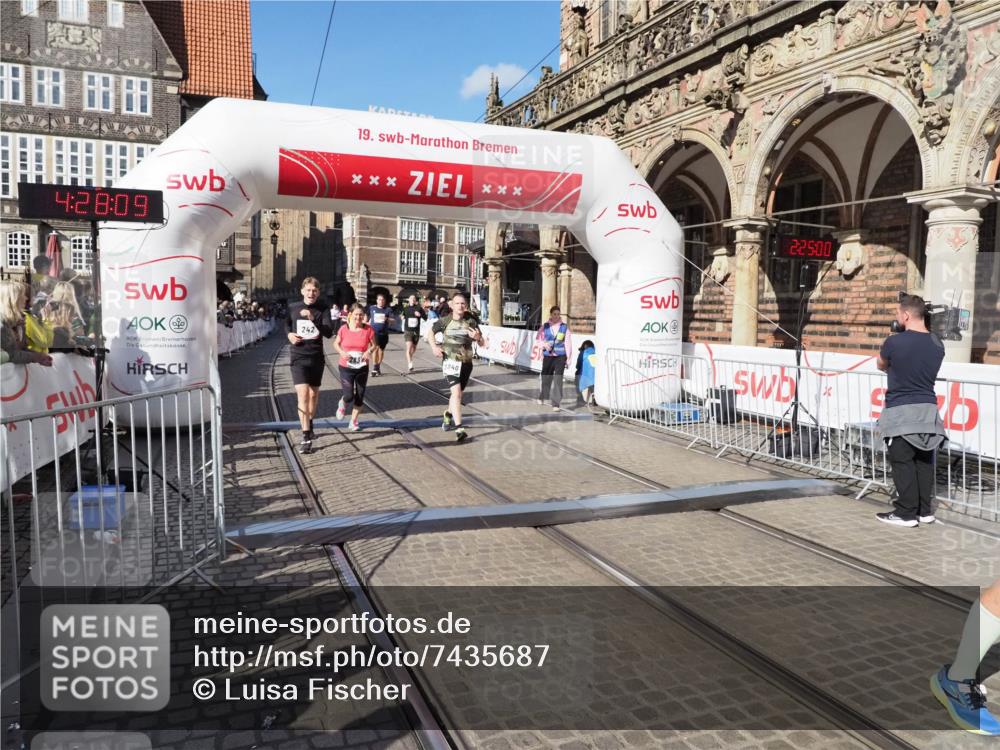 06.10.2024 - 19. swb-Marathon Bremen Luisa Fischer http://msf.ph/oto/7435687 06.10.2024 13:58:09 Ziel 242, 2451, 2452, 2897, 3552, 3840, 4011, 5539, 5934 meine-sportfotos.de