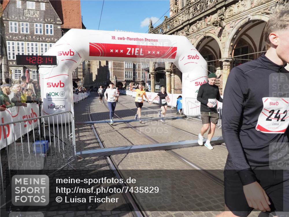 06.10.2024 - 19. swb-Marathon Bremen Luisa Fischer http://msf.ph/oto/7435829 06.10.2024 13:58:14 Ziel 242, 2451, 2452, 2897, 3552, 3840, 4011, 4896, 5934, 5949, 6447 meine-sportfotos.de