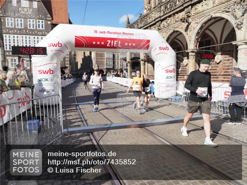 06.10.2024 - 19. swb-Marathon Bremen Luisa Fischer http://msf.ph/oto/7435852 06.10.2024 13:58:15 Ziel 2451, 2452, 3552, 4011, 4896, 5934, 5949, 6447 meine-sportfotos.de
