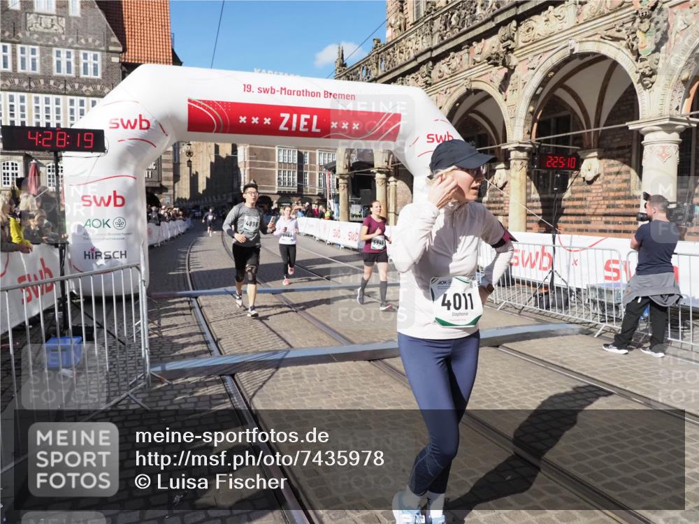 06.10.2024 - 19. swb-Marathon Bremen Luisa Fischer http://msf.ph/oto/7435978 06.10.2024 13:58:19 Ziel 472, 1414, 2451, 2452, 4011, 4896, 5949, 6447 meine-sportfotos.de