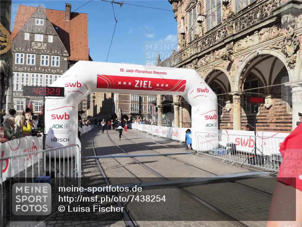 06.10.2024 - 19. swb-Marathon Bremen Luisa Fischer http://msf.ph/oto/7438254 06.10.2024 13:59:29 Ziel 188, 2434, 2919, 6669 meine-sportfotos.de