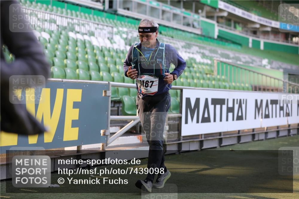 06.10.2024 - 19. swb-Marathon Bremen Yannick Fuchs http://msf.ph/oto/7439098 06.10.2024 13:54:12 Laufen im Stadion 695, 1167, 1244, 2167, 5141, 5777 meine-sportfotos.de