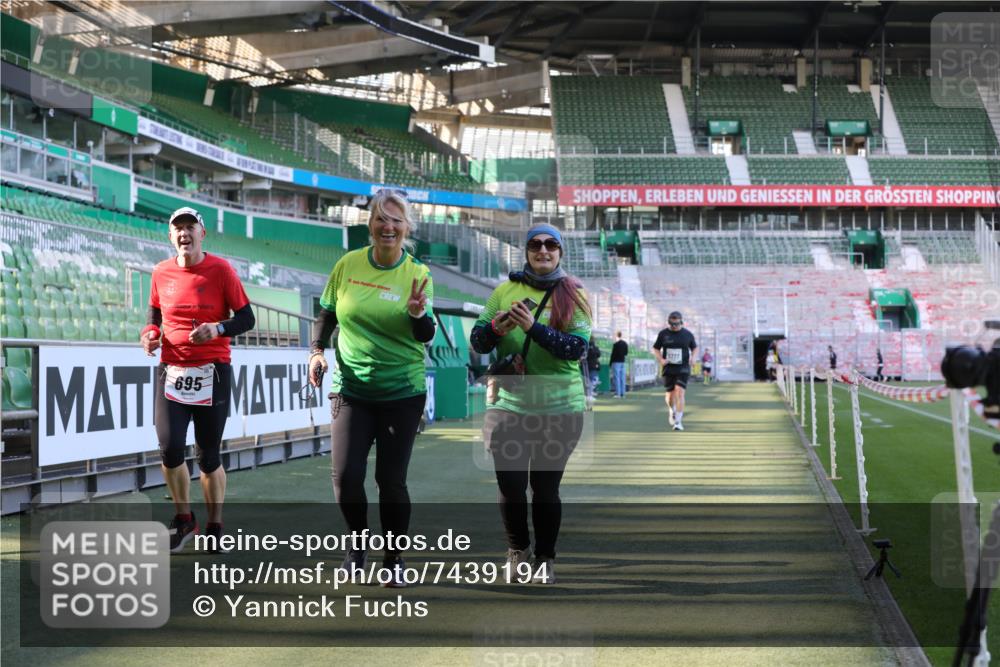 06.10.2024 - 19. swb-Marathon Bremen Yannick Fuchs http://msf.ph/oto/7439194 06.10.2024 13:54:23 Laufen im Stadion 695, 1167, 2167, 5777 meine-sportfotos.de