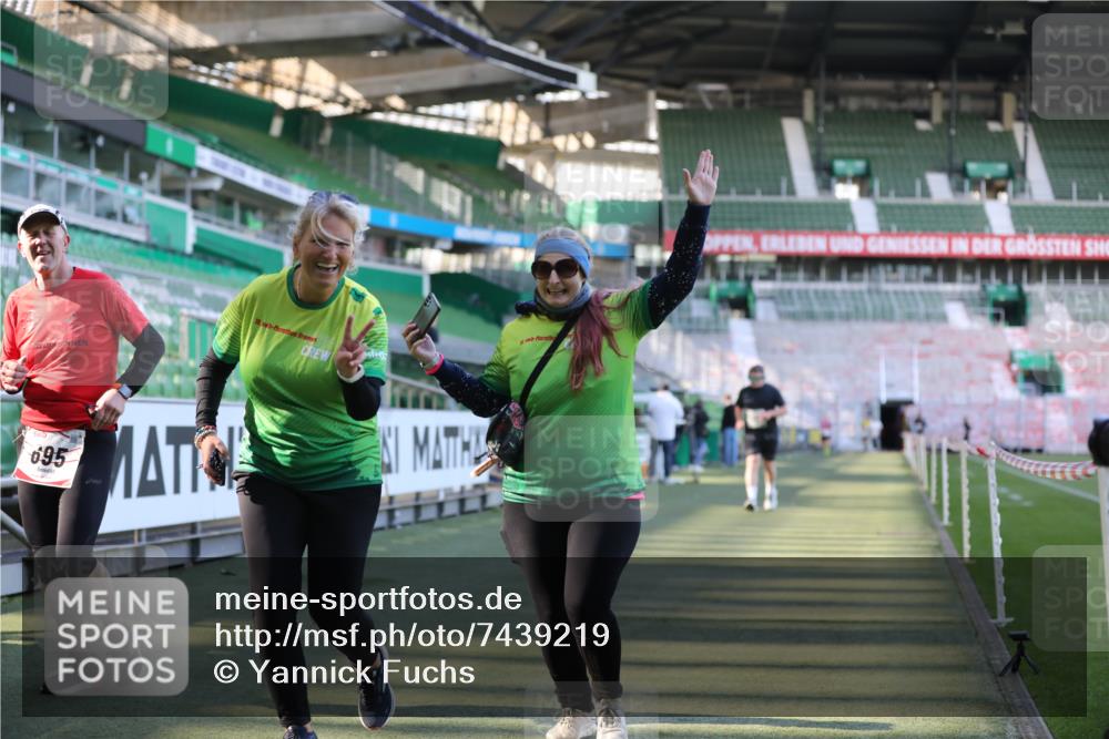 06.10.2024 - 19. swb-Marathon Bremen Yannick Fuchs http://msf.ph/oto/7439219 06.10.2024 13:54:24 Laufen im Stadion 695, 1167, 2167, 5777 meine-sportfotos.de