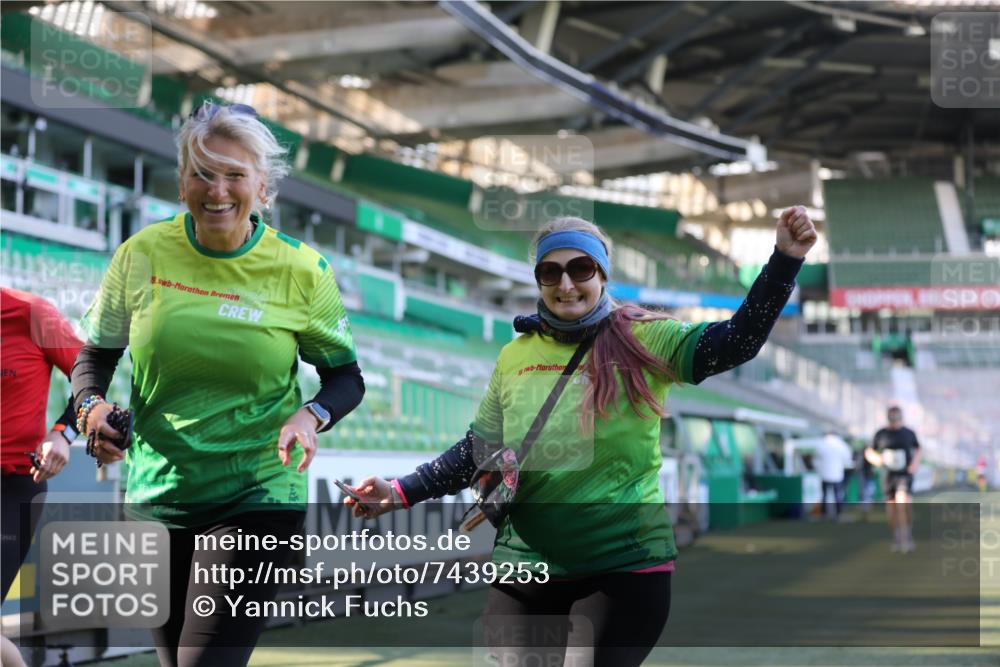 06.10.2024 - 19. swb-Marathon Bremen Yannick Fuchs http://msf.ph/oto/7439253 06.10.2024 13:54:25 Laufen im Stadion 695, 1167, 2167, 5777 meine-sportfotos.de